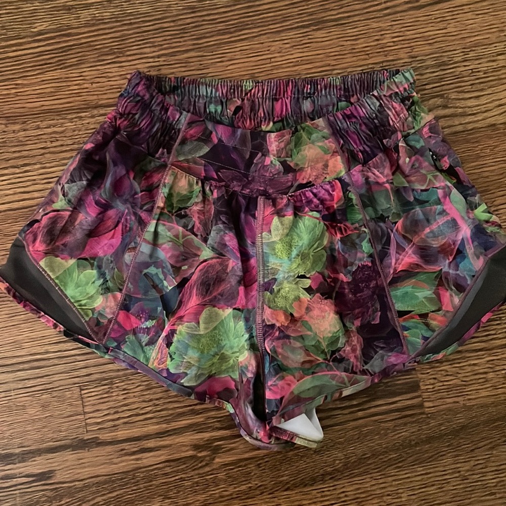 NWOT Lululemon Hotty Hot Short Size 4